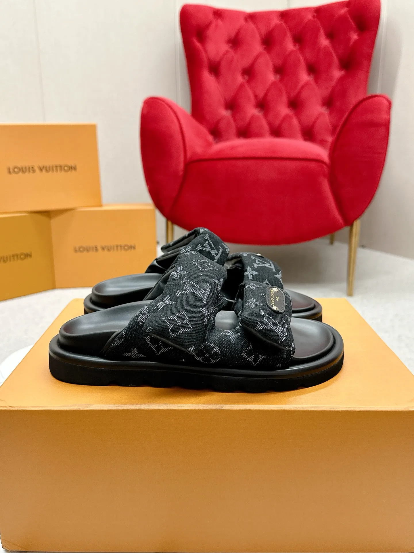 P340 yuan LV Louis Vuitton Full of high-end feel! A popular model among bloggers at home and abroad, it’s retro and fashionable, and looks stunning on your feet! Mainly recommended model on the official website★ ━━━━━ ЅᏇєєt ━━━━━ ▪️Upper: original calfskin ➕5D printing process ▪️Inner: imported mixed sheepskin ▪️Outsole: original molded foam outsole ▪️Size: Female 35-40 Men's 39-44 (women's 41 men's 45)